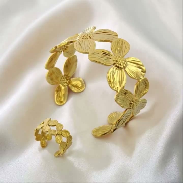 Gold botanical jewelry set